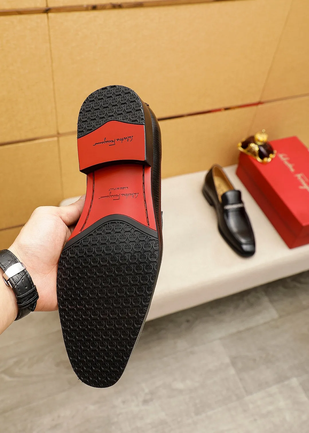 Men's shoes 💰460 💐 Product trademark: Ferragamo "Ferragamo" casual leather shoes Regular size: 38-44 (45.46🉑️customized) Product materials: Selected imported first-layer open-edge beaded cowhide floral upper + luxury hardware buckle, imported water-dyed cowhide leather lining. Strong three-dimensional visual effect, original outsole color: 2⃣️seed leather materials optional